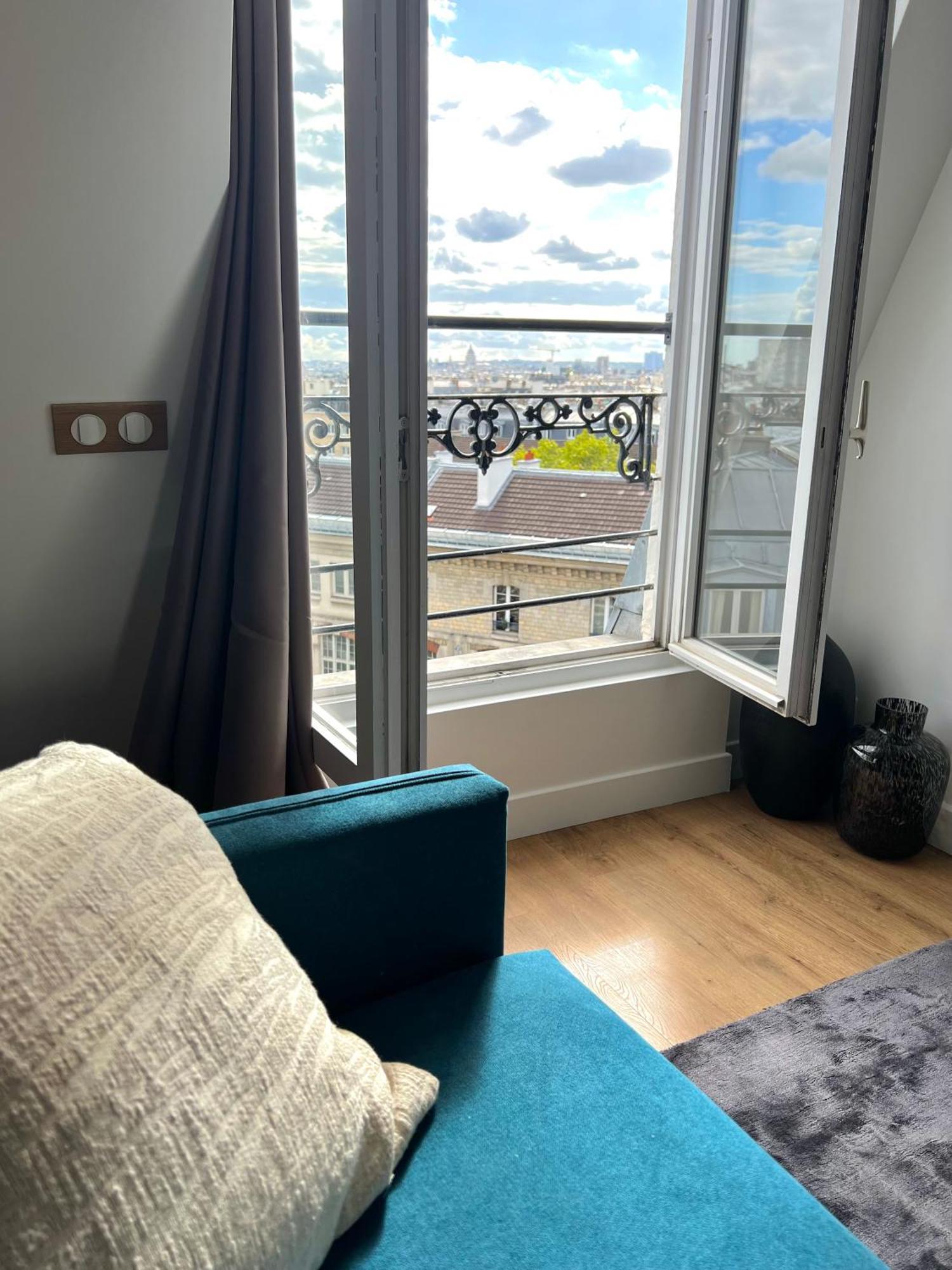 With Fabulous View On Roofs Privatunterkunft Paris
